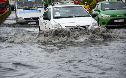 Người Sài Gòn bì bõm lội nước sau cơn mưa lớn