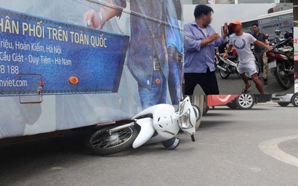 Hà Nội: Va chạm với xe máy, tài xế xe buýt bị nhóm người lao vào đánh túi bụi