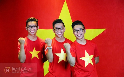 3 anh em "sinh 3" háo hức chụp ảnh với cờ Tổ Quốc tại Sài Gòn