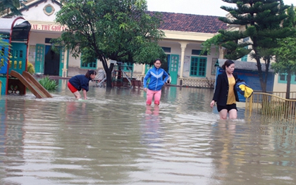 Sau lũ dữ, trường bị ngập lụt, hàng chục nghìn học sinh vẫn phải nghỉ học