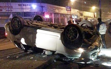 Xe sang Porsche tan nát sau khi bị lật giữa phố Hà Nội