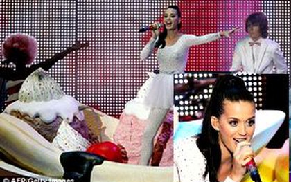Katy Perry cưỡi... chuối cùng bánh kẹo, trái cây "cỡ bự" lên sân khấu