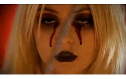 Taylor Momsen gây shock khi khóc ra… máu