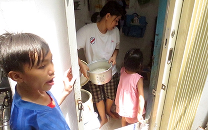 Sài Gòn: 8 người sống chen chúc trong căn nhà rộng 2,4m2