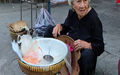 Xúc động cụ bà gần 90 tuổi cả đời bán xôi chăm lo cho con cháu ở Sài Gòn