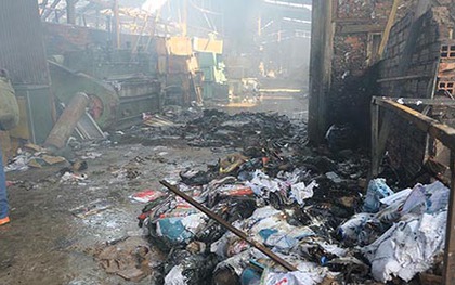 Khung cảnh tan hoang sau vụ cháy lớn tại công ty nội thất vùng ven Sài Gòn