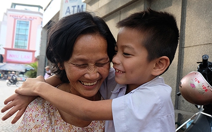 Nụ cười hy vọng của cậu bé 6 tuổi sống ở vỉa hè Sài Gòn từ lúc chào đời
