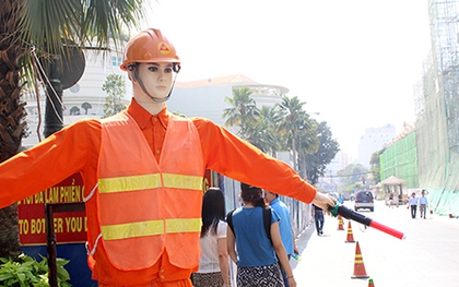 Người Sài Gòn thích thú với robot "điển trai" điều tiết giao thông