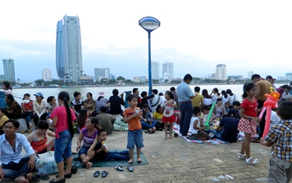 Đà Nẵng: Người dân kéo nhau ra bờ Sông Hàn “xí” chỗ xem pháo hoa từ rất sớm
