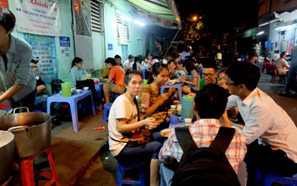 Mâm chè 16 chén ở Sài Gòn thu hút hàng trăm tín đồ ẩm thực mỗi đêm