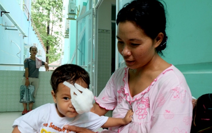 Người mẹ nghèo đau đớn nhìn con gái 1 tuổi bị mù mắt vì khối u quái ác