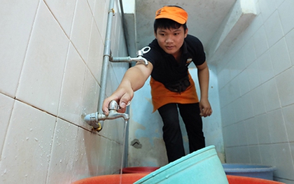 Cúp nước 7 giờ, người Sài Gòn vội vã hứng nước dự trữ