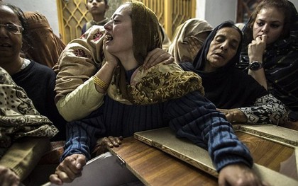 Người thân gào khóc đưa tang tập thể 141 nạn nhân trong vụ thảm sát trường học