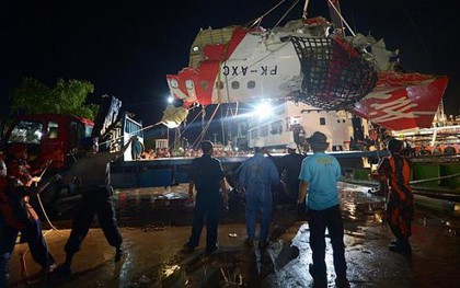 Cơ trưởng rời vị trí khi QZ8501 mất kiểm soát