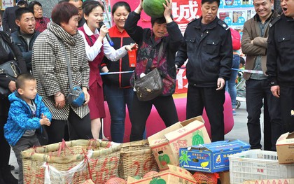 Người dân Trung Quốc đập vỡ 4 tấn dưa hấu do nhiều người bị ngộ độc