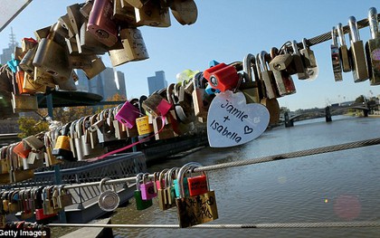 Úc: Cắt bỏ hơn 20.000 khóa tình yêu trên cầu tình yêu ở Melbourne