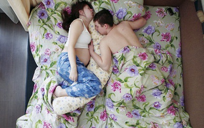 Bộ ảnh về tư thế ngủ của các cặp vợ chồng sắp đón con chào đời gây sốt