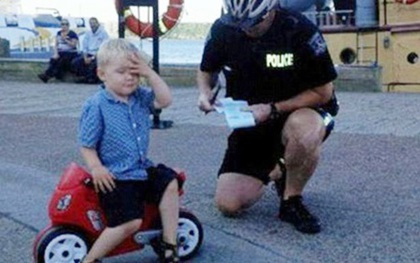 Phản ứng như "ông cụ non" của cậu bé 3 tuổi bị "phạt" vì vi phạm luật giao thông