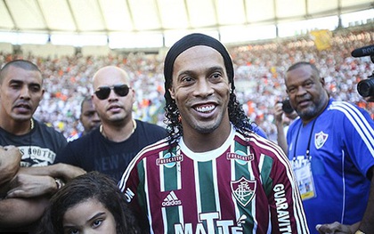 "Vỡ" sân Maracana ngày Ronaldinho hồi hương ra mắt Fluminense