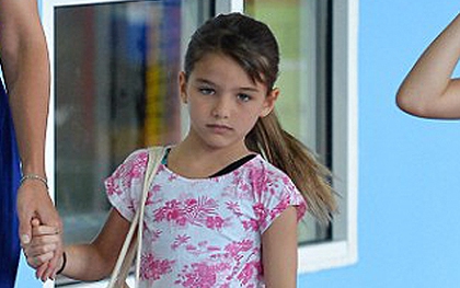 Cư dân mạng bức xúc vì Suri Cruise bị paparazzi chửi tục