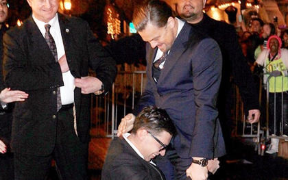 Leonardo DiCaprio bối rối khi bị một nhà báo "sàm sỡ"