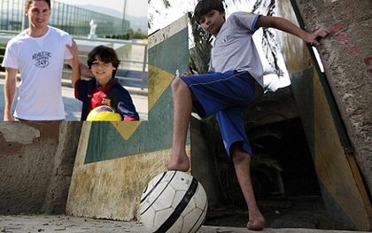 Cậu bé dị tật mất 2 bàn chân và ước mơ chơi bóng bên cạnh Messi