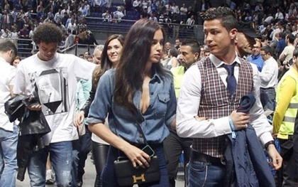 Irina Shayk diện đồ "mát mẻ" đi xem bóng rổ cùng Ronaldo