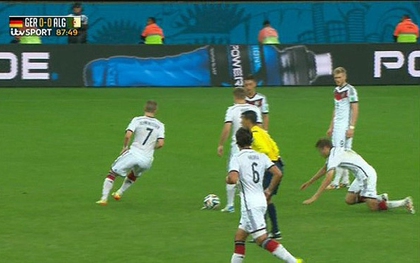 Muller cố tình "ngã vờ" khi phối hợp đá phạt cùng đồng đội
