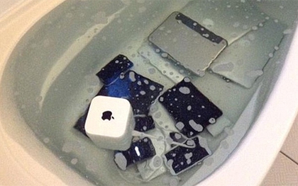 Trả thù bạn trai lừa dối, cô gái ném tất cả bộ sưu tập Apple của người yêu vào bồn tắm
