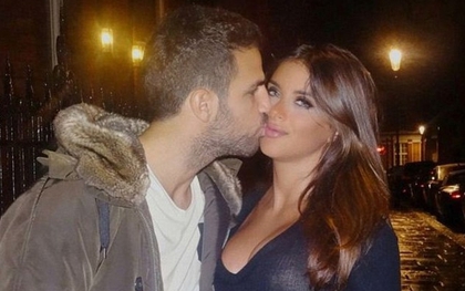 Fabregas lãng mạn khoe ảnh hôn say đắm cô bồ hơn 13 tuổi