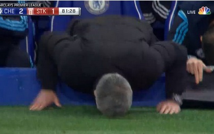 Mourinho khóc mếu, đập đầu xuống đất vì học trò vô dụng