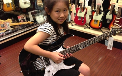 Cô bé 8 tuổi có tài đánh guitar cực đỉnh