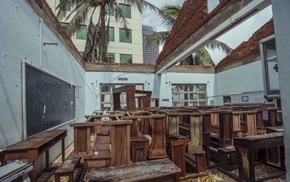 Cận cảnh tan hoang của ngôi trường giữa trung tâm Đà Nẵng bị bão tốc mái 