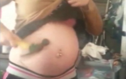 Một phụ nữ mang bầu tự dùng búa đập vào bụng mình