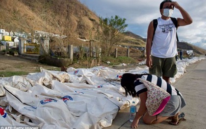 Người mẹ chết lặng khi tìm thấy xác con bên nấm mộ tập thể sau bão Haiyan