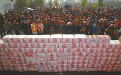 Bức tường tiền dài 2m, nặng 156kg gây xôn xao cộng đồng mạng Trung Quốc