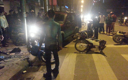 Ô tô "điên" húc 9 xe máy đang dừng đèn đỏ ở Hà Nội