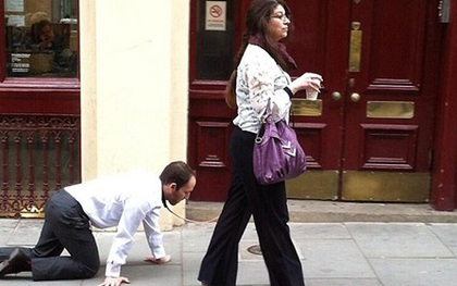 Choáng với hình ảnh người phụ nữ dắt 1 nam giới "đi bằng tứ chi" trên đường phố 