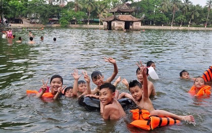 Hà Nội: Ngày nóng bức, người dân thích thú tắm ao làng trước Chùa Thầy