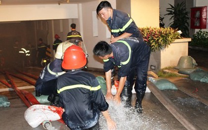 Cử người nhái ứng cứu tầng hầm tòa nhà bị lụt vì mưa lớn