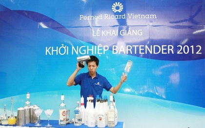 Lựa chọn nghề: Giới trẻ đam mê nghệ thuật Bartender