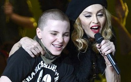 Madonna rủ con trai 11 tuổi lên sân khấu