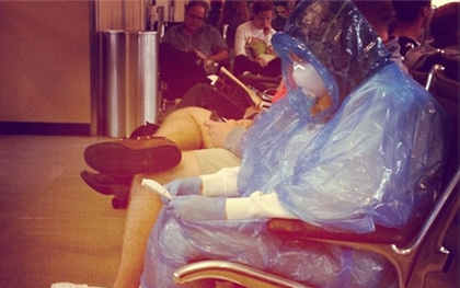 Lo nhiễm Ebola, người phụ nữ mặc áo phòng hộ kín như bưng ở sân bay