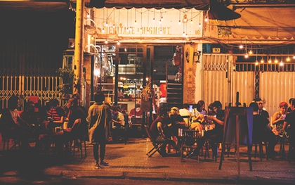 Thú vui mới của giới trẻ Sài Gòn: Quá nửa đêm, ra đường ngồi cafe