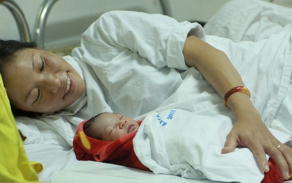 Hình ảnh đầu tiên của bé gái vừa trở thành công dân Việt Nam thứ 90 triệu