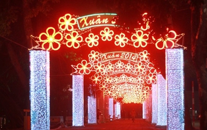 Đường phố Hà Nội trang hoàng lộng lẫy đón năm mới