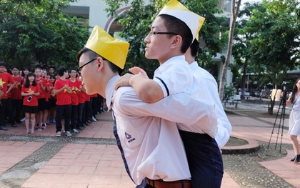 Hà Nội: Nam sinh cao 1m được bạn cõng đến trường dự lễ khai giảng