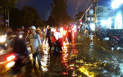 "Biệt đội ăn theo" mùa mưa kiếm bộn tiền trên các tuyến phố Sài Gòn