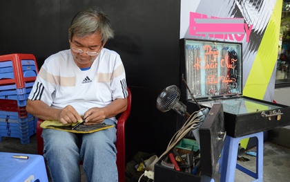 Người nghệ sĩ "khắc chữ" hơn 30 năm ngồi góc đường quận Nhất Sài Gòn
