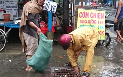 Người đàn ông 10 năm tình nguyện nhặt rác, thông cống khi Sài Gòn nước ngập
